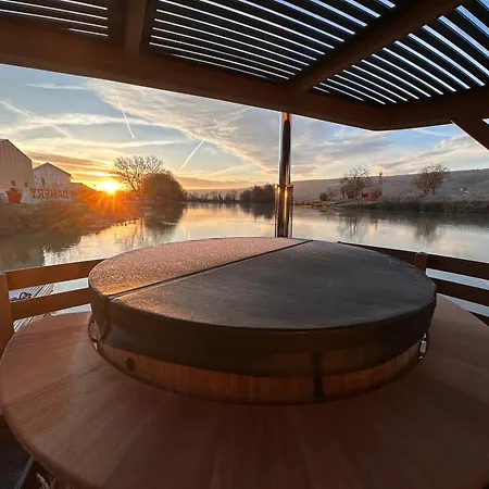House Boat Avec Naviguant En Champagne *