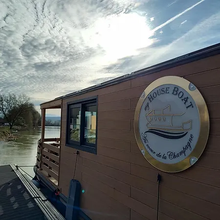 House Boat Avec Naviguant En Champagne *