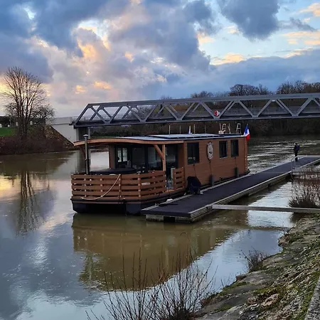 Botel House Boat Avec Naviguant En Champagne