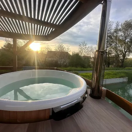 House Boat Avec Naviguant En Champagne