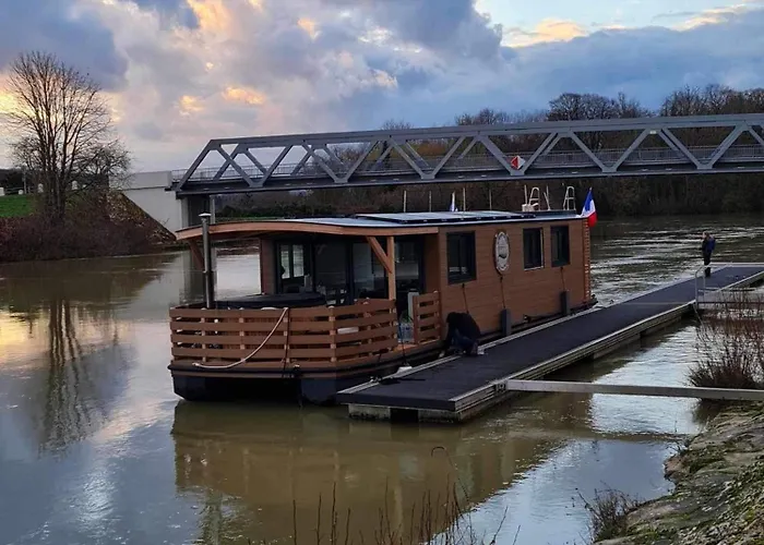 Botel House Boat Avec Naviguant En Champagne